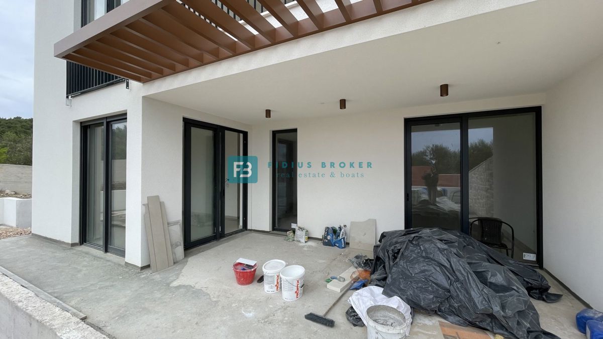 VODICE, novogradnja, pol samostojna hiša, panoramski razgled, bazen, strešna terasa