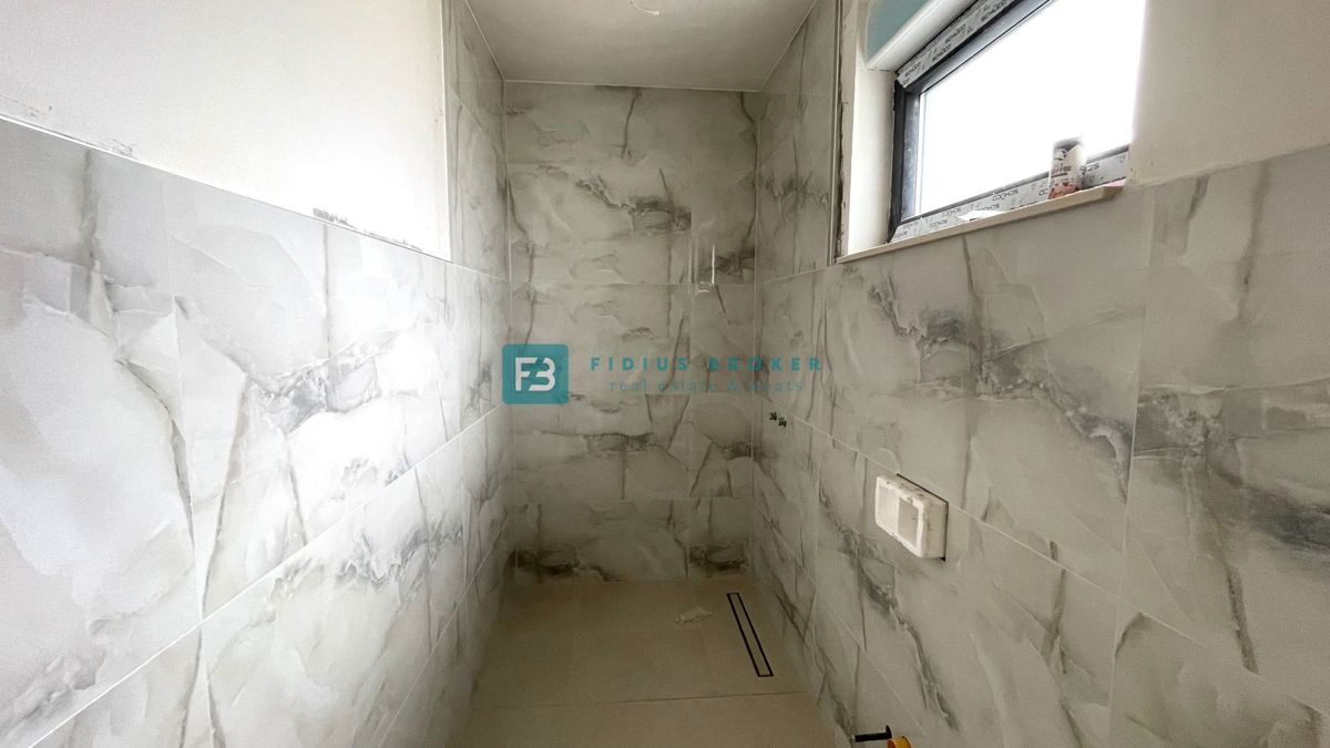 VODICE, novogradnja, pol samostojna hiša, panoramski razgled, bazen, strešna terasa