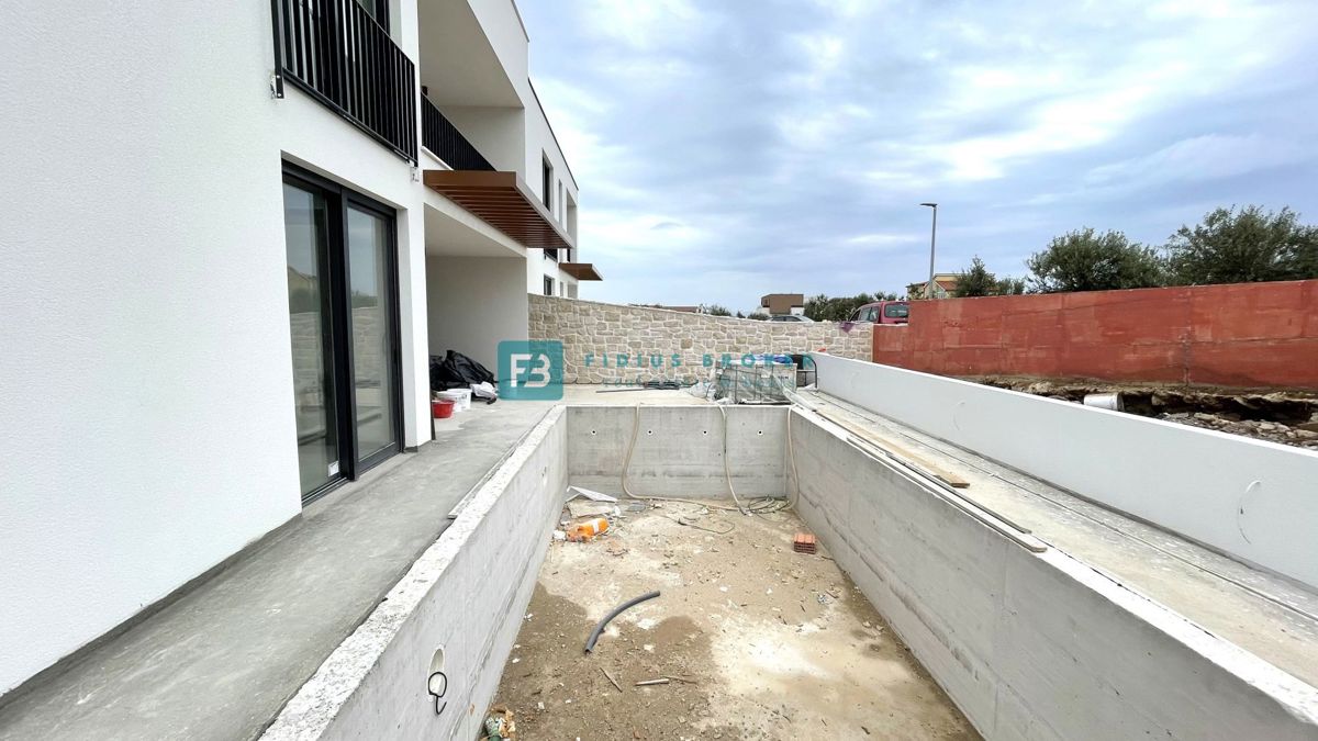 VODICE, novogradnja, pol samostojna hiša, panoramski razgled, bazen, strešna terasa