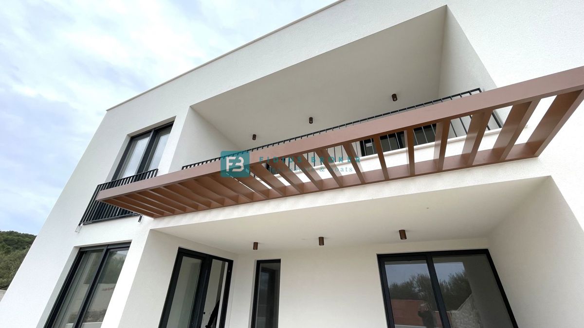 VODICE, novogradnja, pol samostojna hiša, panoramski razgled, bazen, strešna terasa