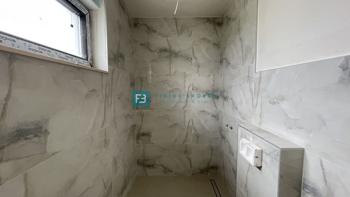 VODICE, novogradnja, pol samostojna hiša, panoramski razgled, bazen, strešna terasa