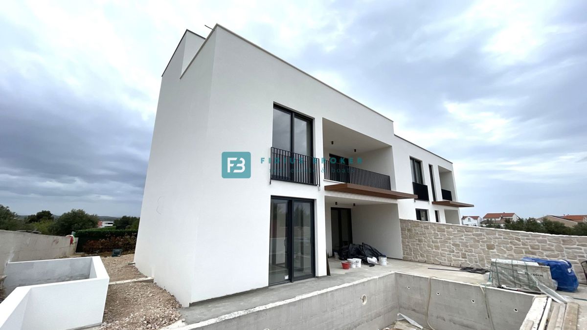 VODICE, novogradnja, pol samostojna hiša, panoramski razgled, bazen, strešna terasa