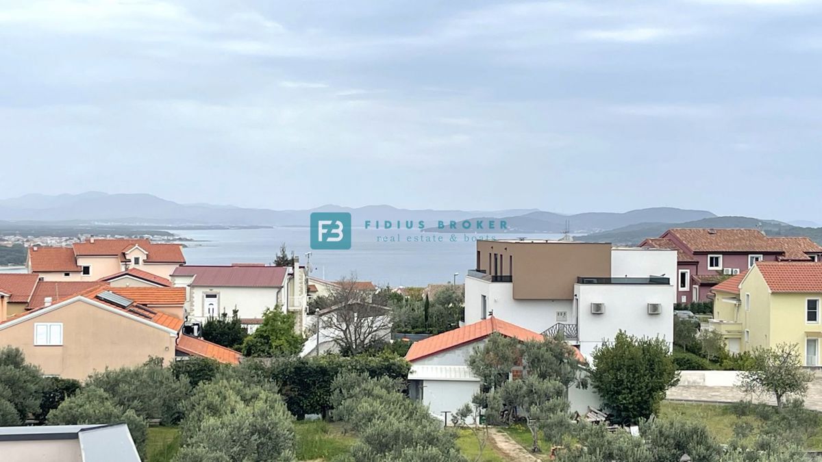 VODICE, novogradnja, pol samostojna hiša, panoramski razgled, bazen, strešna terasa