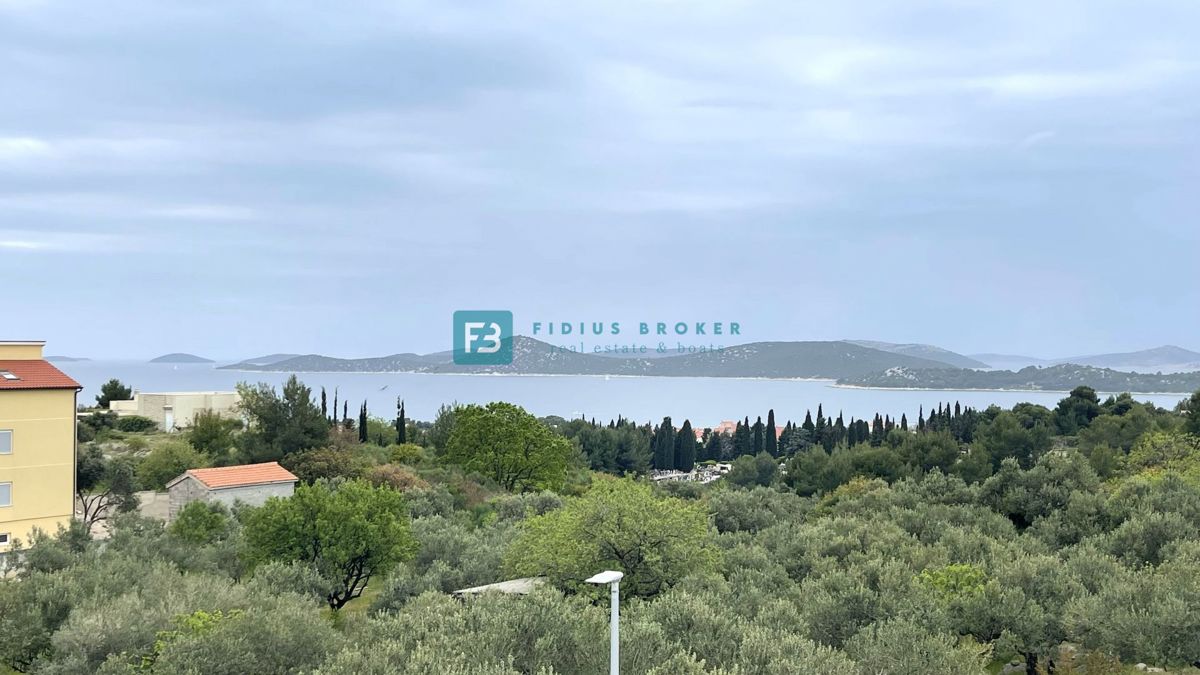 VODICE, novogradnja, pol samostojna hiša, panoramski razgled, bazen, strešna terasa