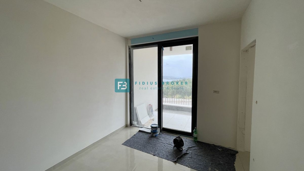 VODICE, novogradnja, pol samostojna hiša, panoramski razgled, bazen, strešna terasa