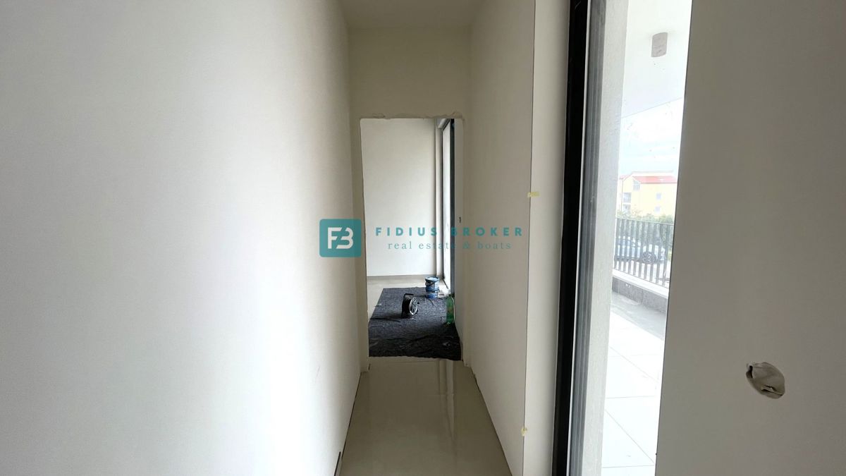 VODICE, novogradnja, pol samostojna hiša, panoramski razgled, bazen, strešna terasa