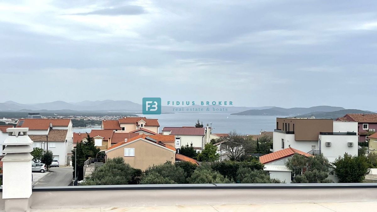 VODICE, novogradnja, pol samostojna hiša, panoramski razgled, bazen, strešna terasa
