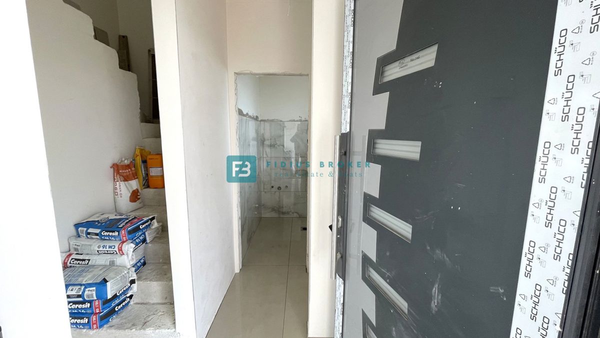 VODICE, novogradnja, pol samostojna hiša, panoramski razgled, bazen, strešna terasa