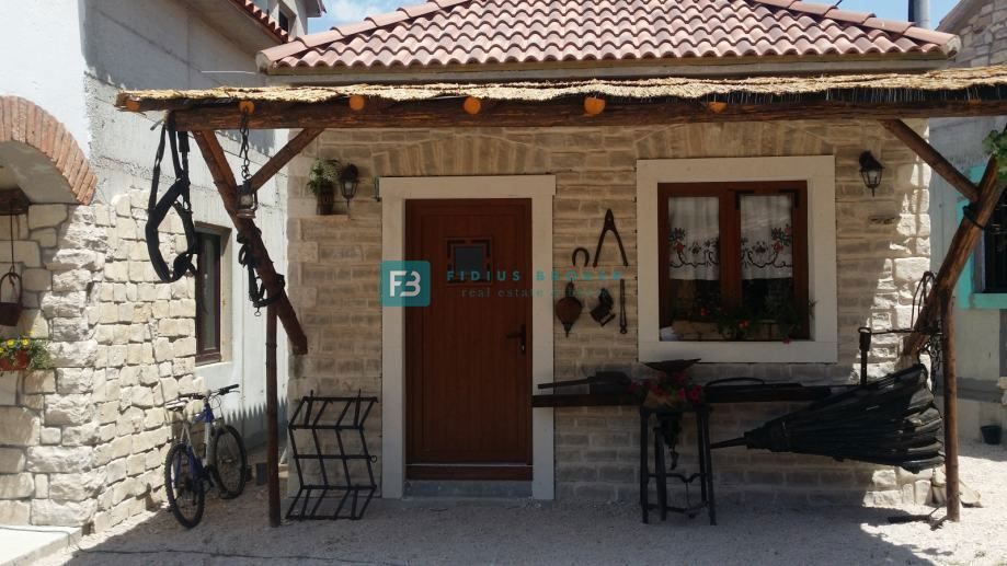 VODICE, vrhunska lokacija, 1. vrsta do morja, restavracije ob plaži