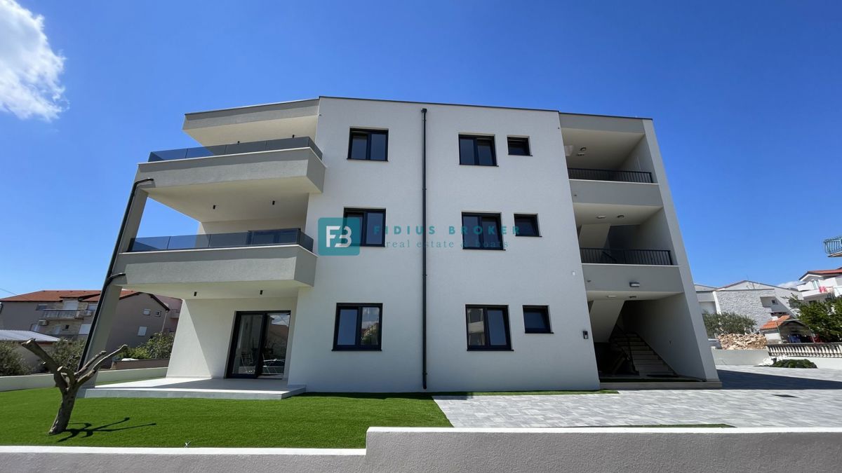 VODICE, novogradnja, moderno stanovanje, terasa, 2 spalnici