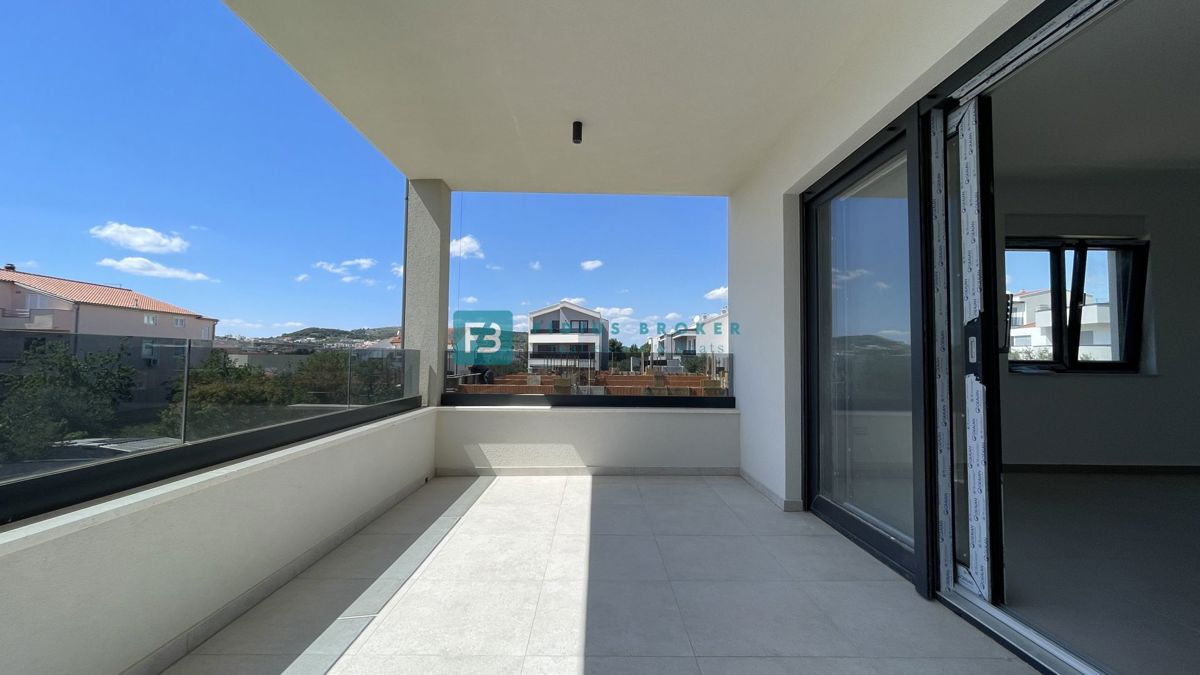 VODICE, novogradnja, moderno stanovanje, terasa, 2 spalnici