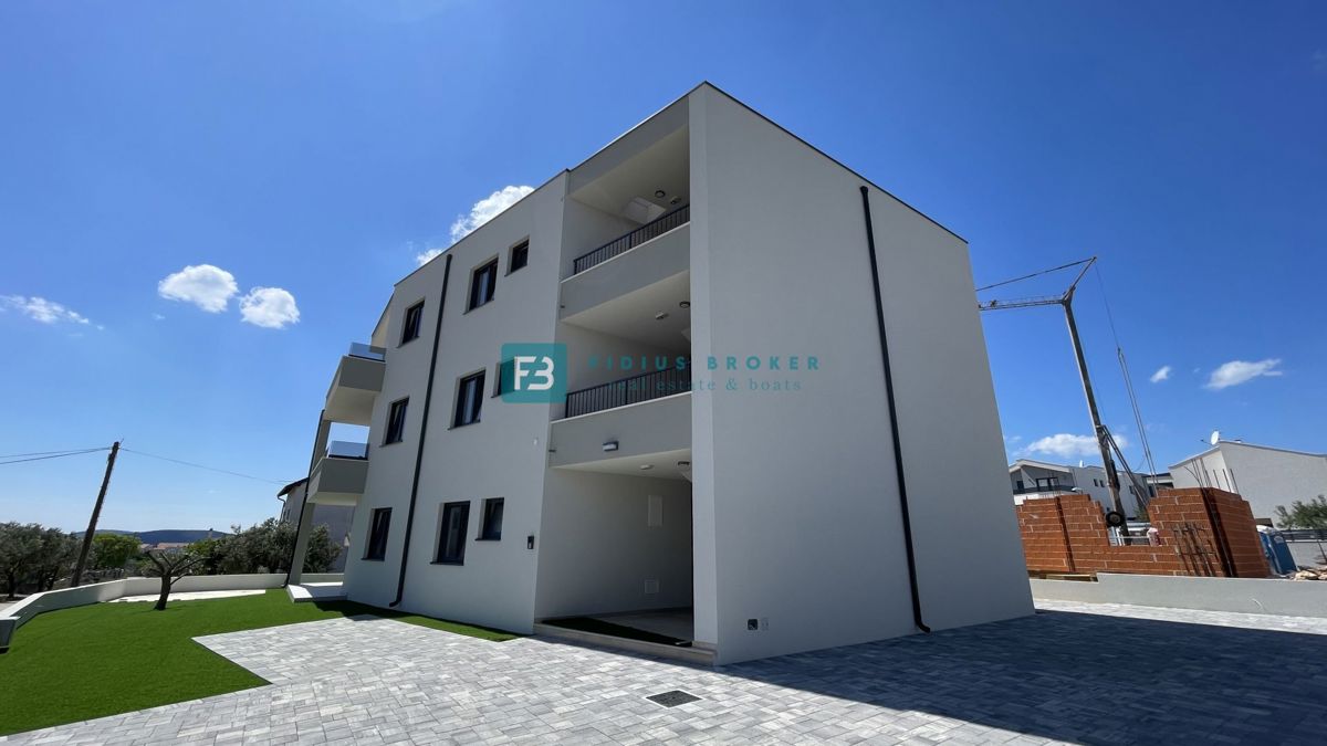 VODICE, novogradnja, moderno stanovanje, terasa, 2 spalnici