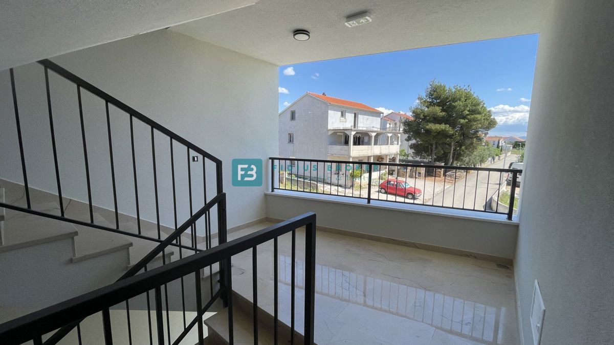 VODICE, novogradnja, moderno stanovanje, terasa, 2 spalnici