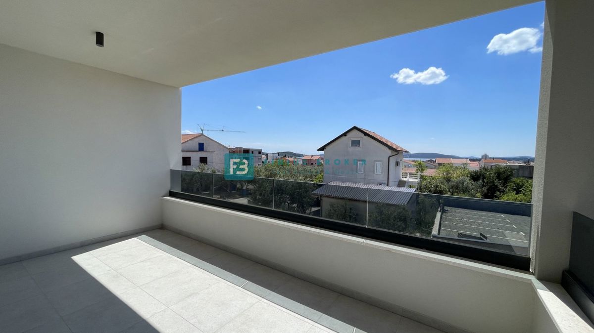 VODICE, novogradnja, moderno stanovanje, terasa, 2 spalnici