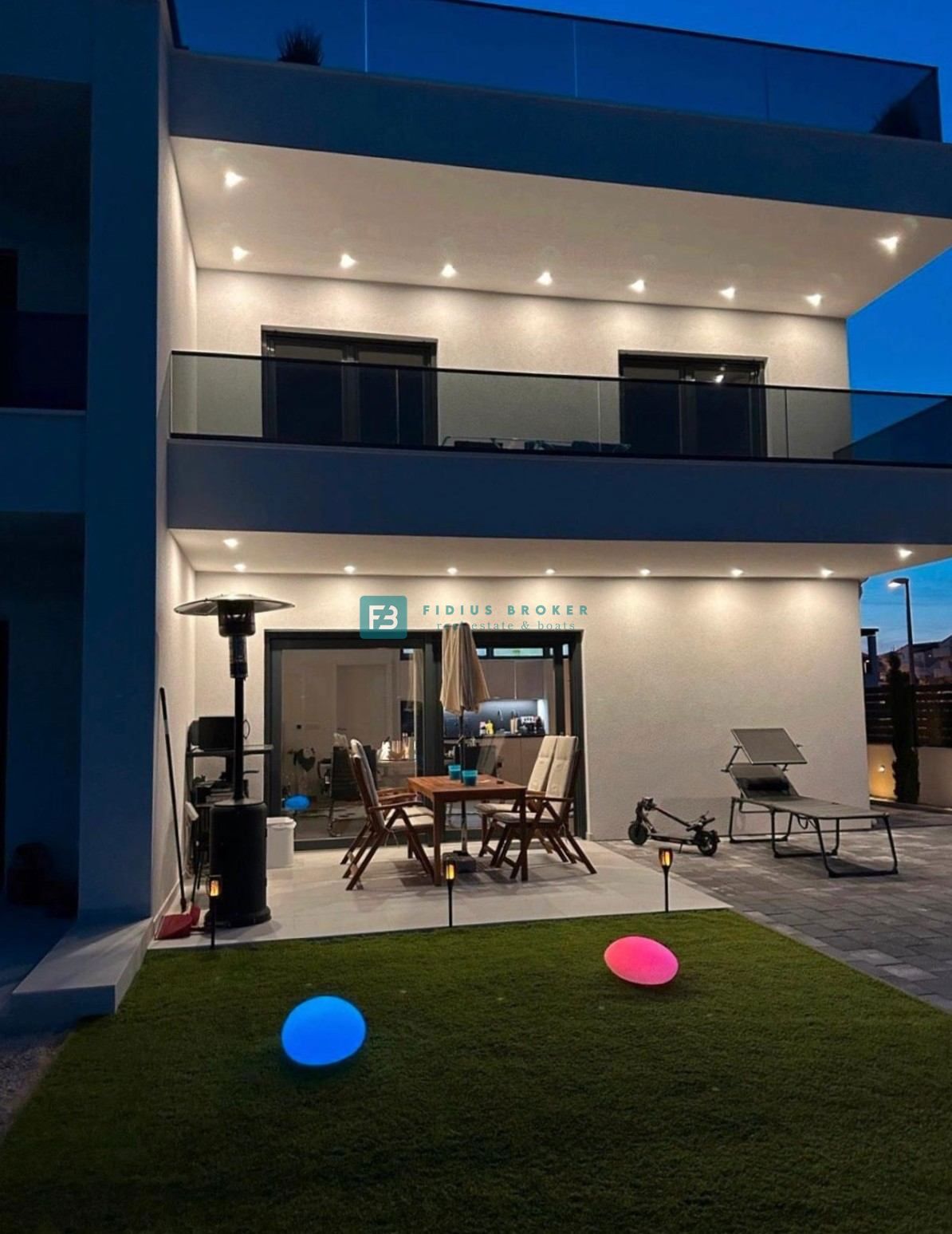 VODICE, opremljeno trietažno stanovanje, vrt, strešna terasa, jacuzzi