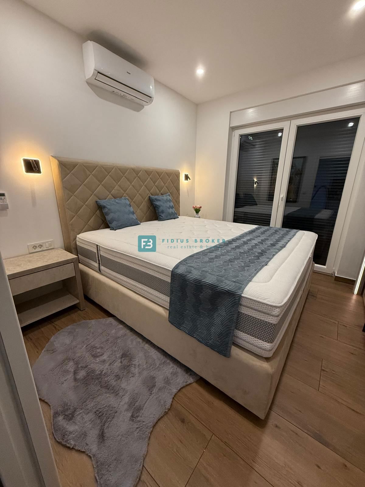 VODICE, opremljeno trietažno stanovanje, vrt, strešna terasa, jacuzzi