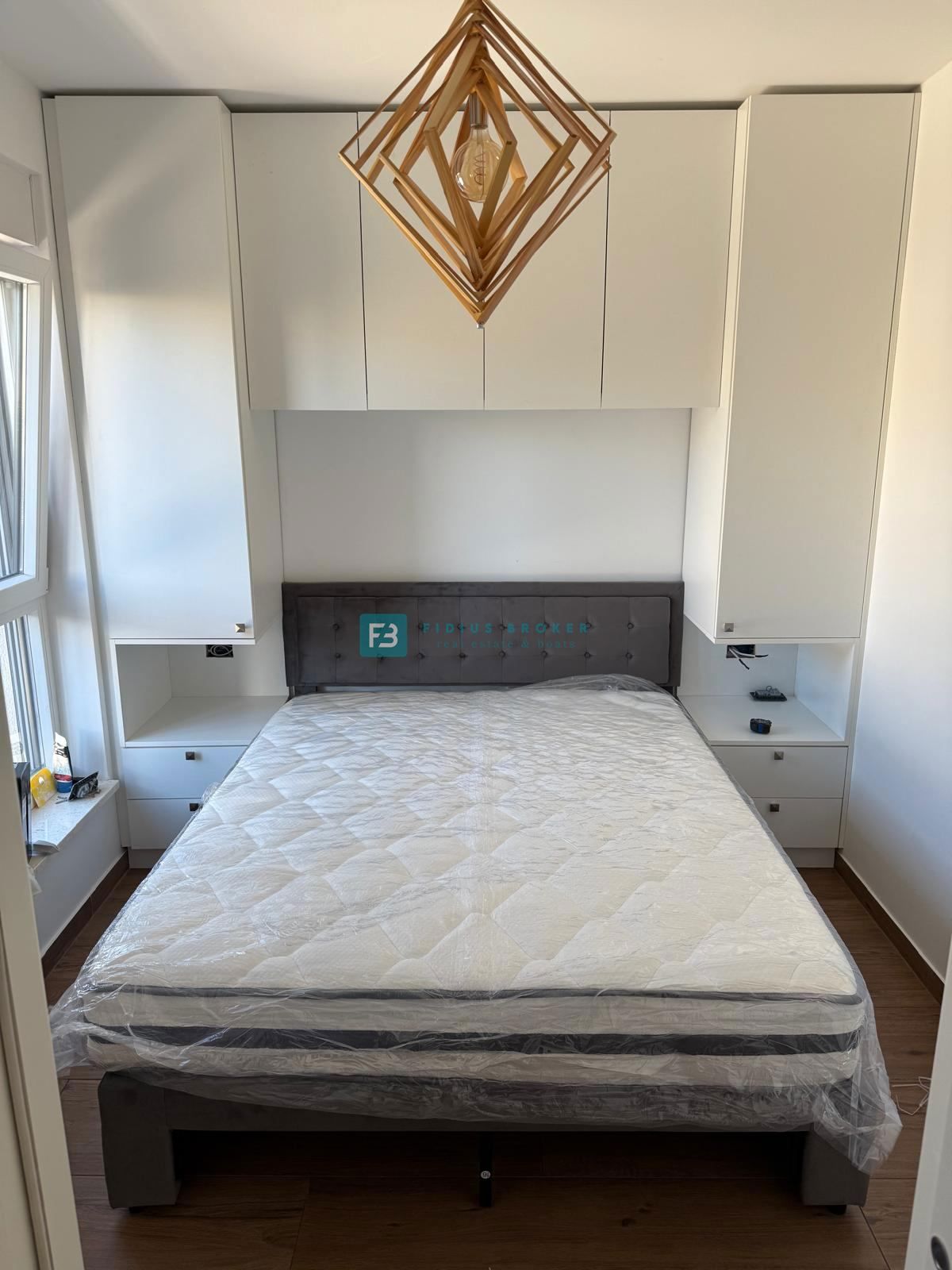 VODICE, opremljeno trietažno stanovanje, vrt, strešna terasa, jacuzzi