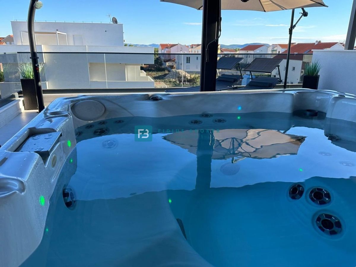 VODICE, opremljeno trietažno stanovanje, vrt, strešna terasa, jacuzzi