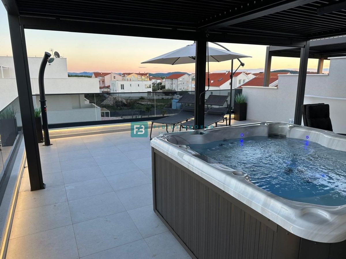VODICE, opremljeno trietažno stanovanje, vrt, strešna terasa, jacuzzi