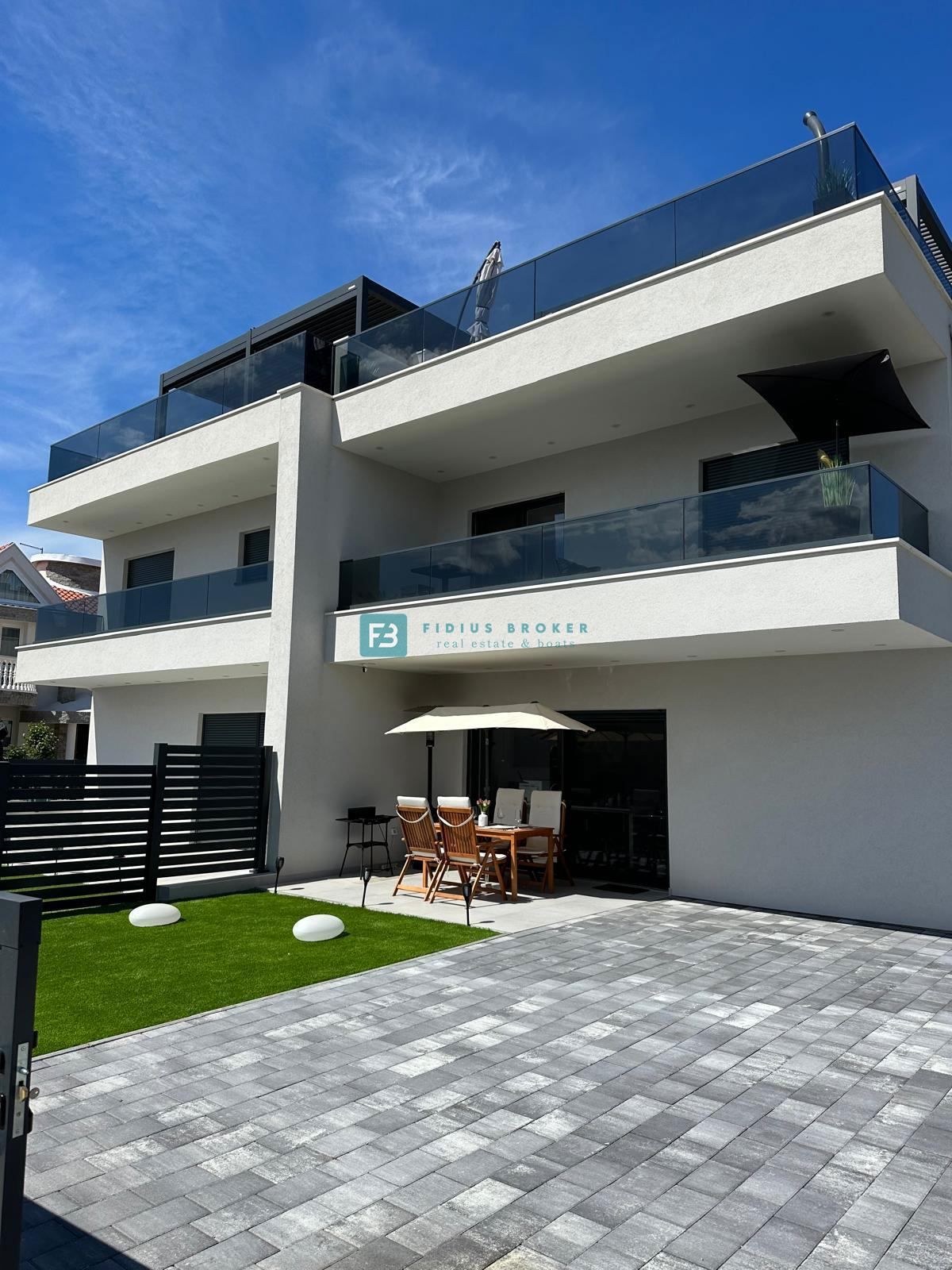 VODICE, opremljeno trietažno stanovanje, vrt, strešna terasa, jacuzzi