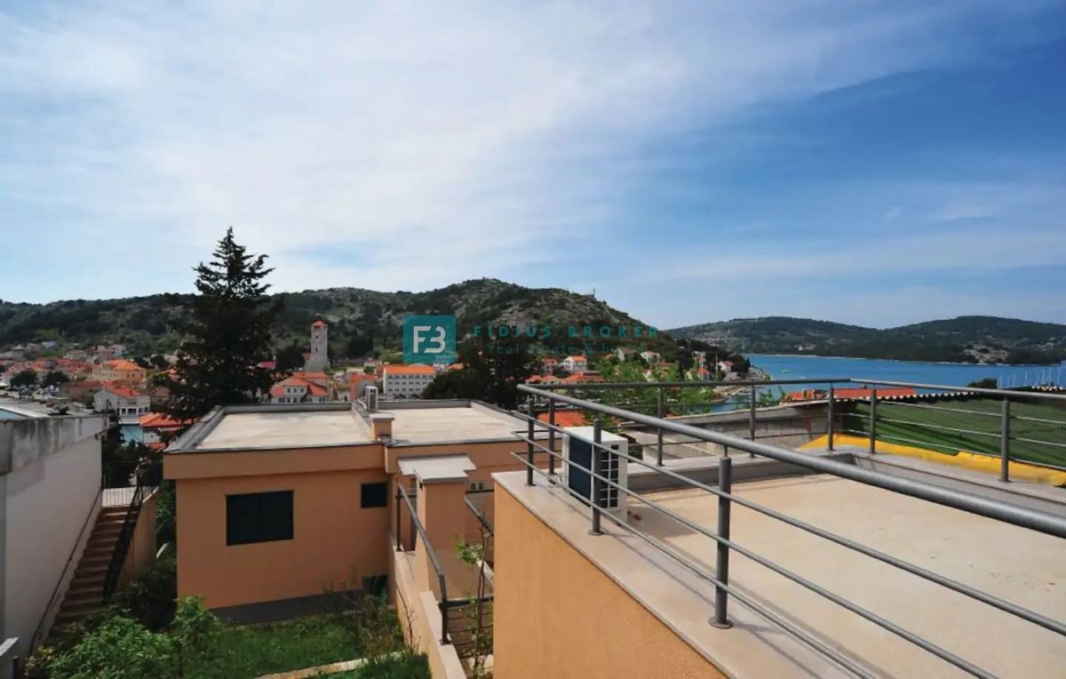 TISNO, opremljena hiša, 2 apartmaja, 150 m od rive, pogled na morje