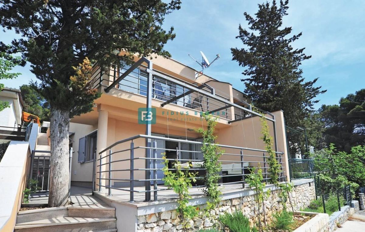 TISNO, opremljena hiša, 2 apartmaja, 150 m od rive, pogled na morje