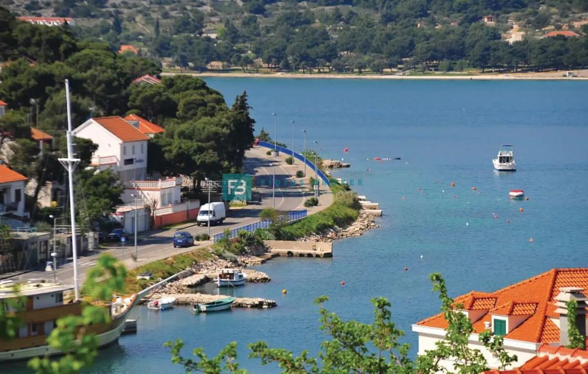 TISNO, opremljena hiša, 2 apartmaja, 150 m od rive, pogled na morje