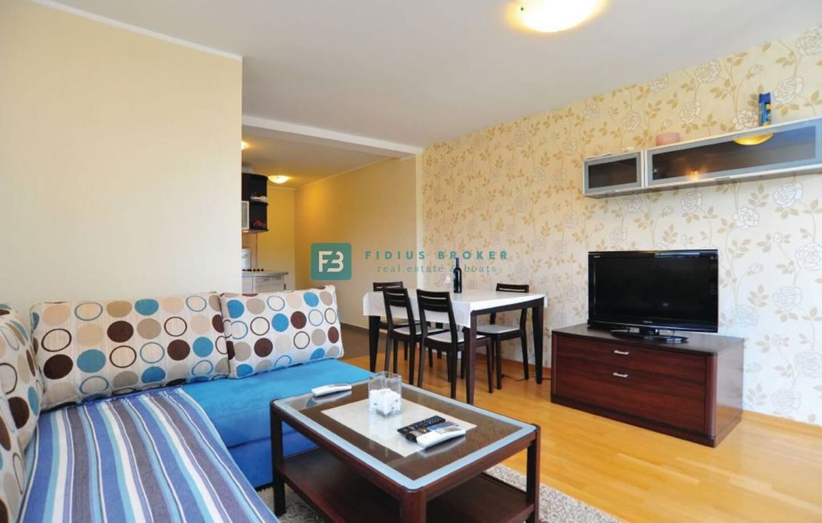 TISNO, opremljena hiša, 2 apartmaja, 150 m od rive, pogled na morje