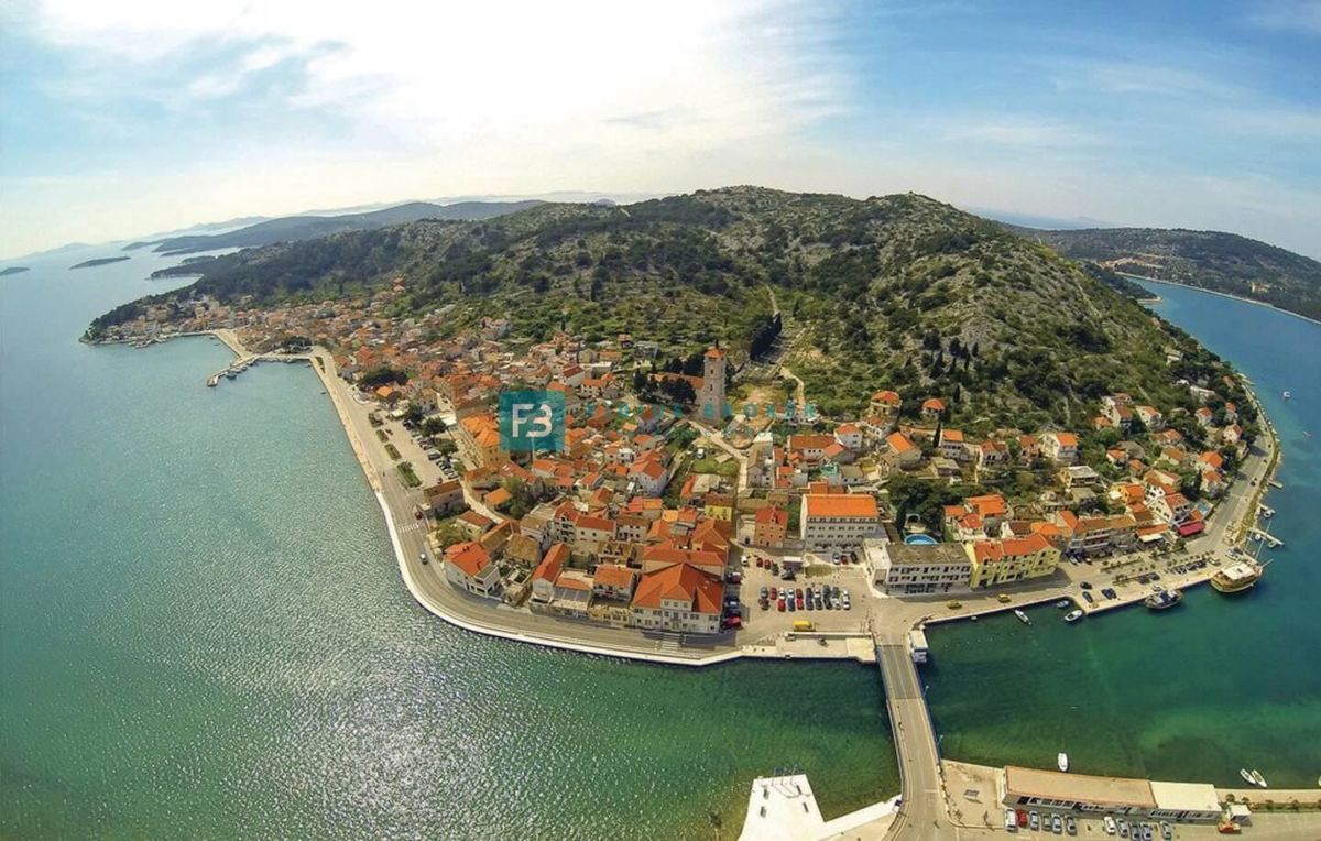 TISNO, opremljena hiša, 2 apartmaja, 150 m od rive, pogled na morje