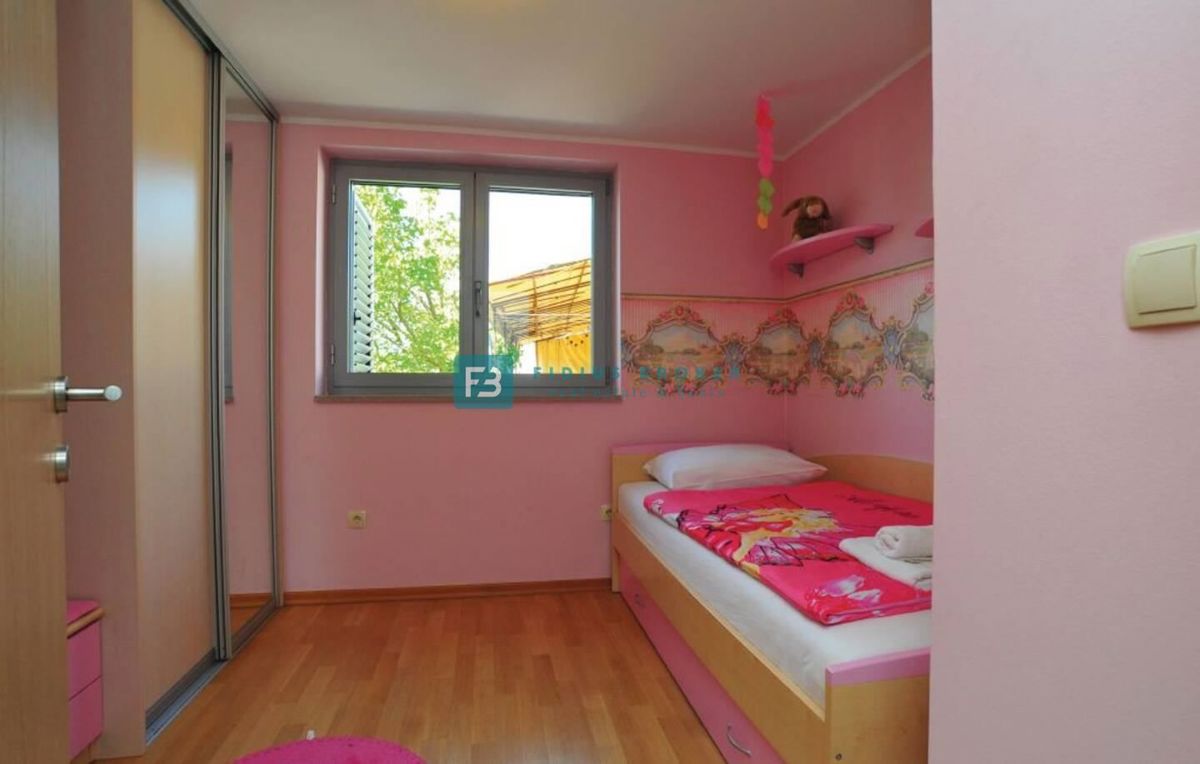 TISNO, opremljena hiša, 2 apartmaja, 150 m od rive, pogled na morje