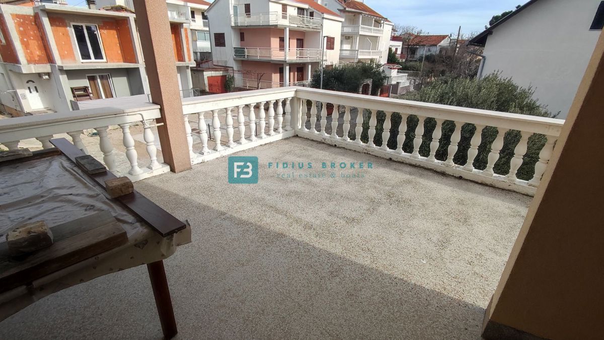 VODICE, samostojna hiša z 12 apartmaji, 350 m od plaže, garaža