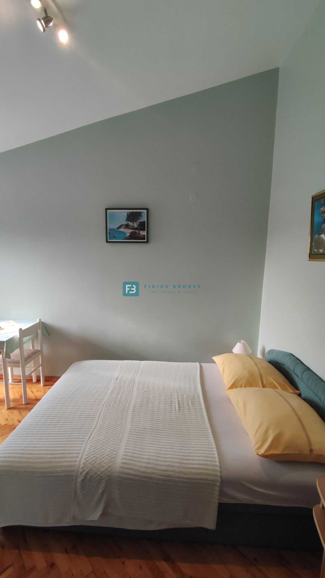 VODICE, samostojna hiša z 12 apartmaji, 350 m od plaže, garaža