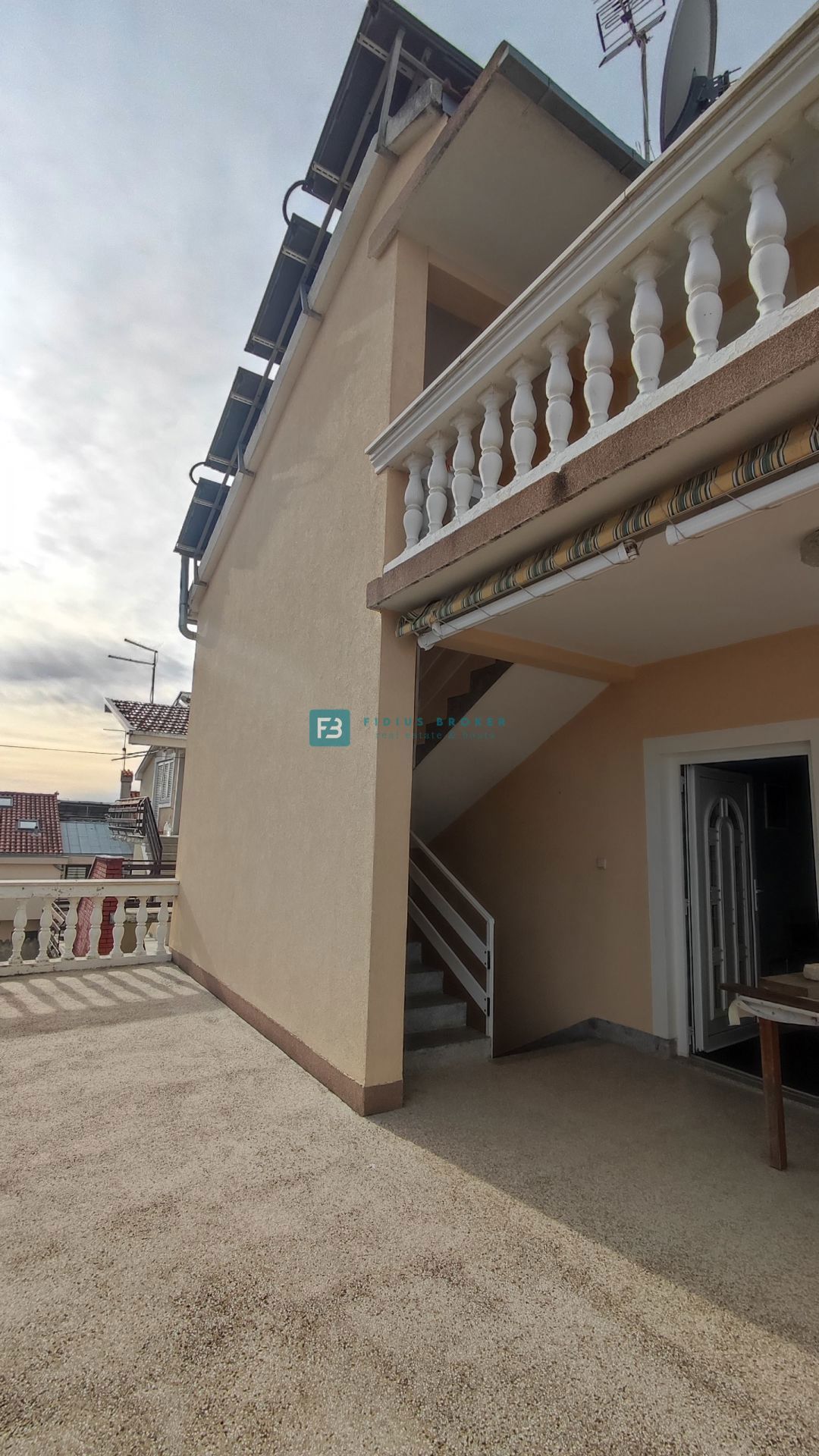 VODICE, samostojna hiša z 12 apartmaji, 350 m od plaže, garaža