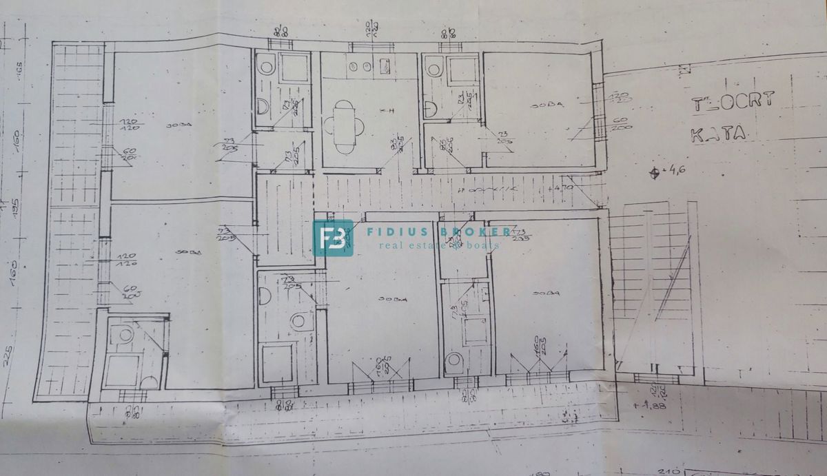 VODICE, samostojna hiša z 12 apartmaji, 350 m od plaže, garaža