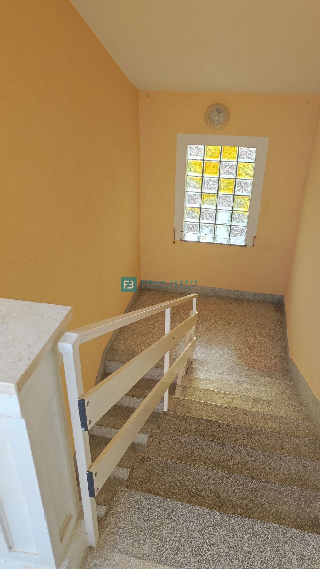 VODICE, samostojna hiša z 12 apartmaji, 350 m od plaže, garaža