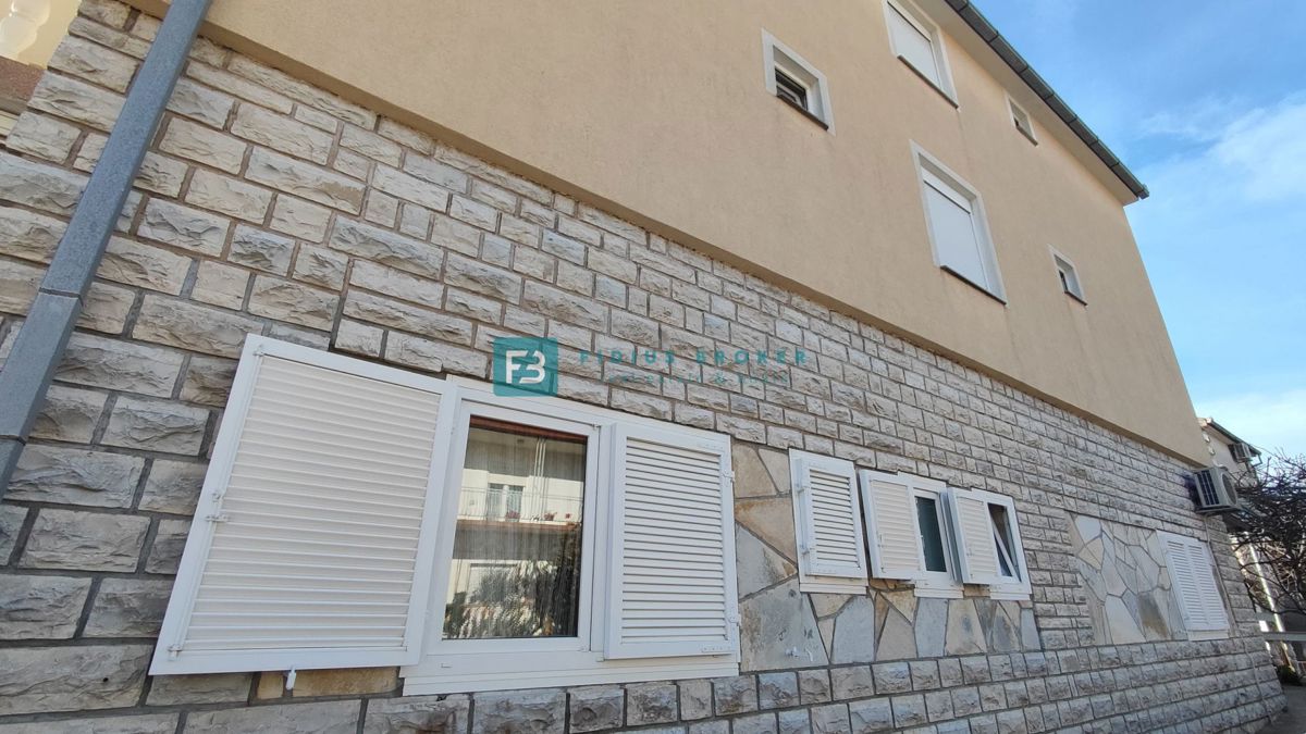 VODICE, samostojna hiša z 12 apartmaji, 350 m od plaže, garaža