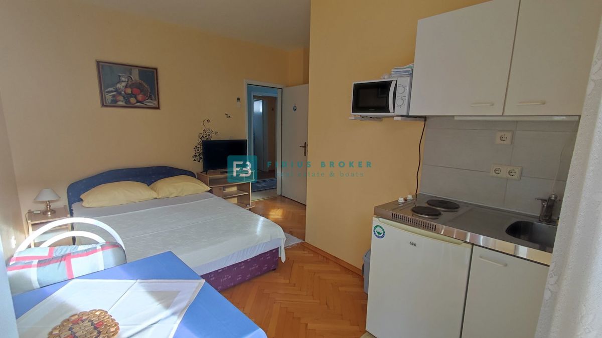 VODICE, samostojna hiša z 12 apartmaji, 350 m od plaže, garaža