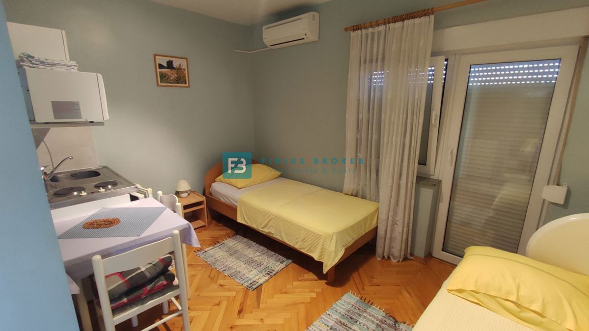 VODICE, samostojna hiša z 12 apartmaji, 350 m od plaže, garaža