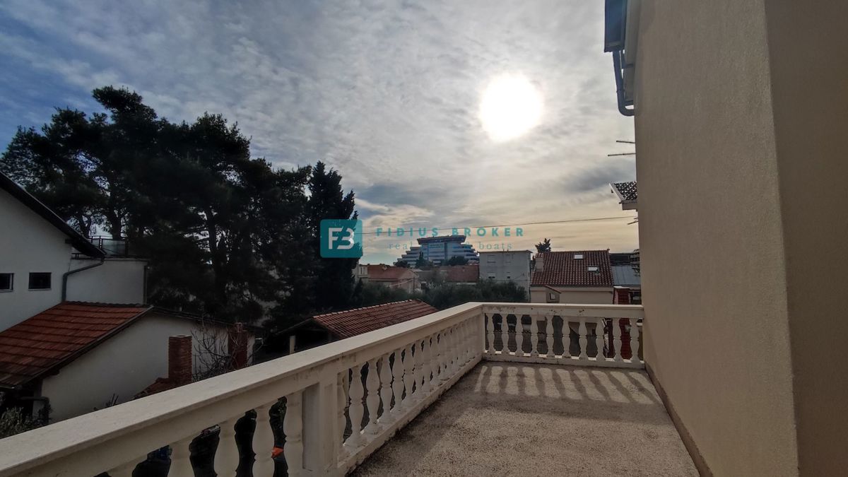 VODICE, samostojna hiša z 12 apartmaji, 350 m od plaže, garaža