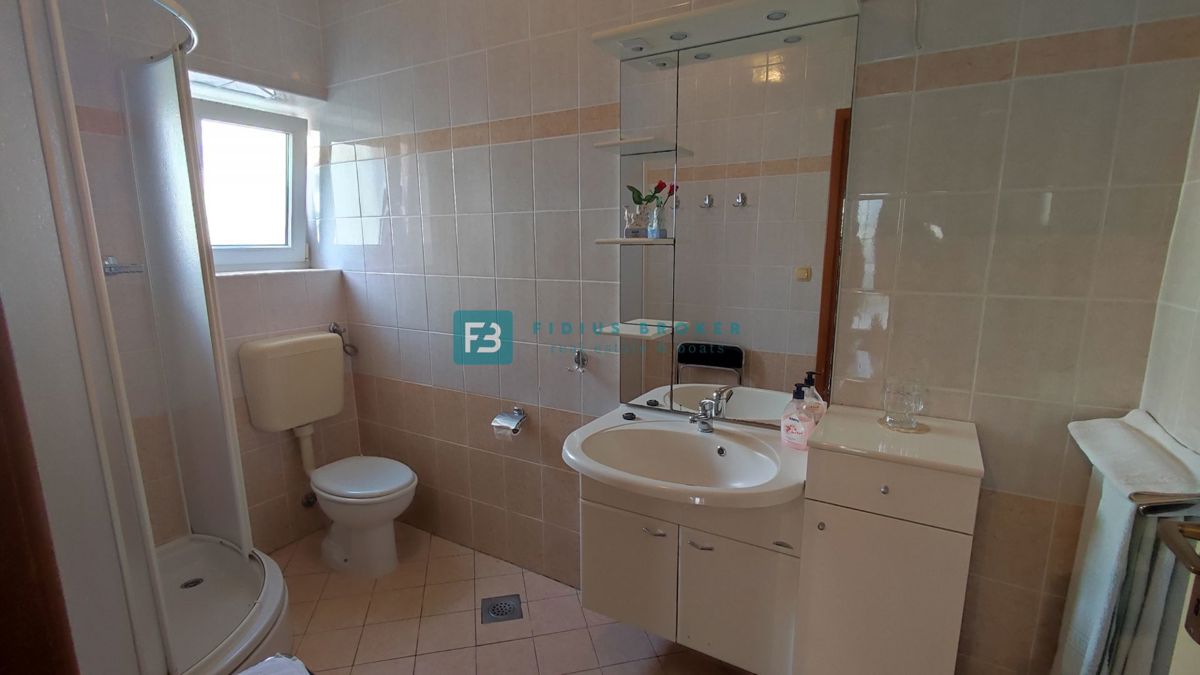 VODICE, samostojna hiša z 12 apartmaji, 350 m od plaže, garaža