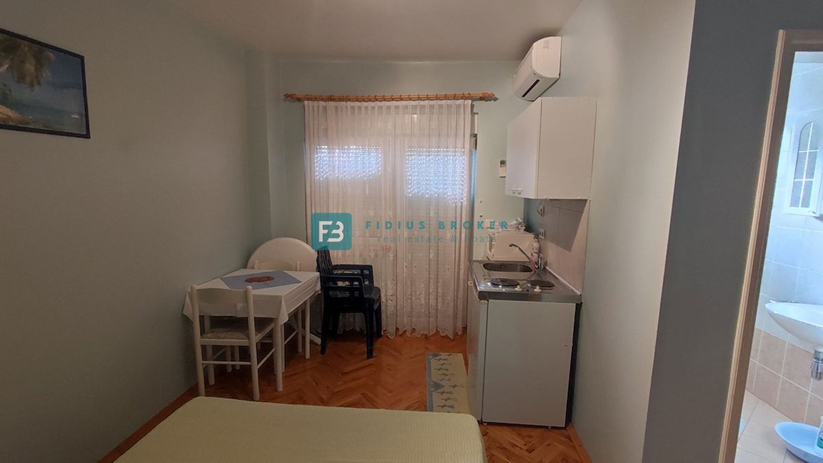 VODICE, samostojna hiša z 12 apartmaji, 350 m od plaže, garaža