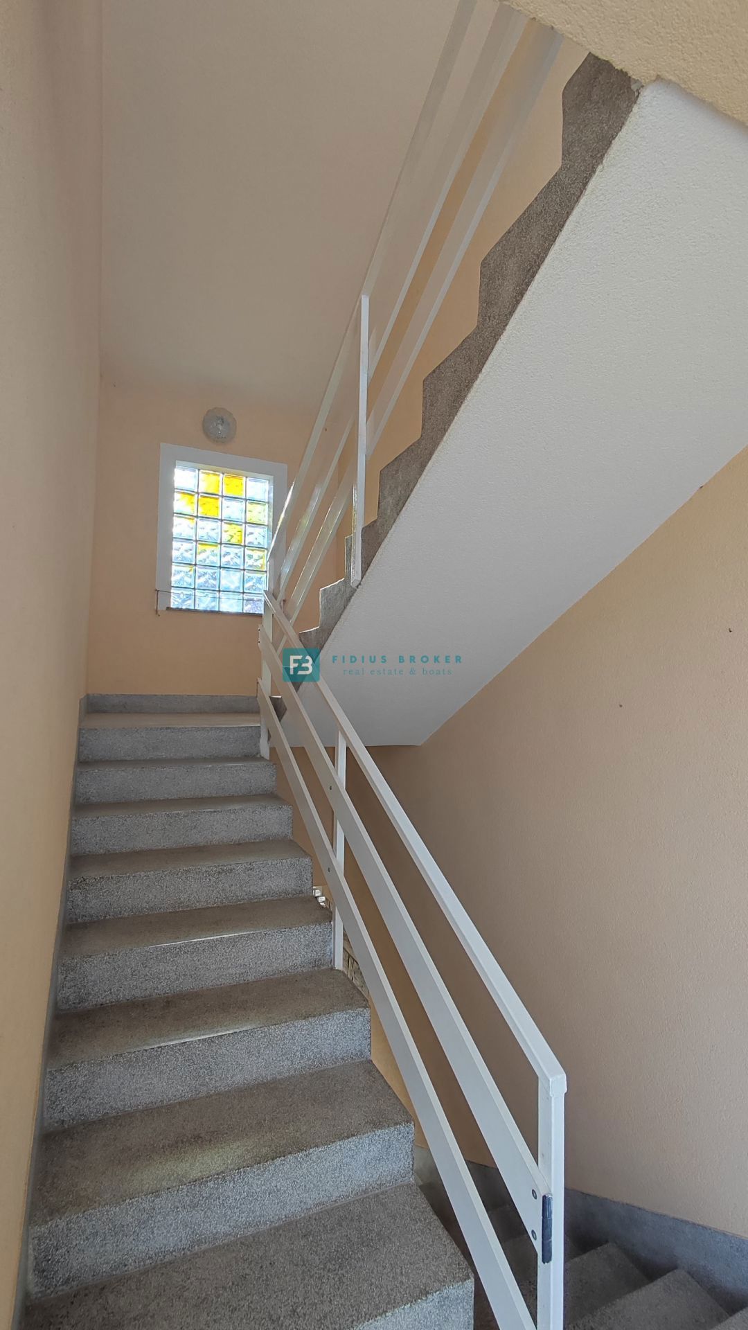 VODICE, samostojna hiša z 12 apartmaji, 350 m od plaže, garaža