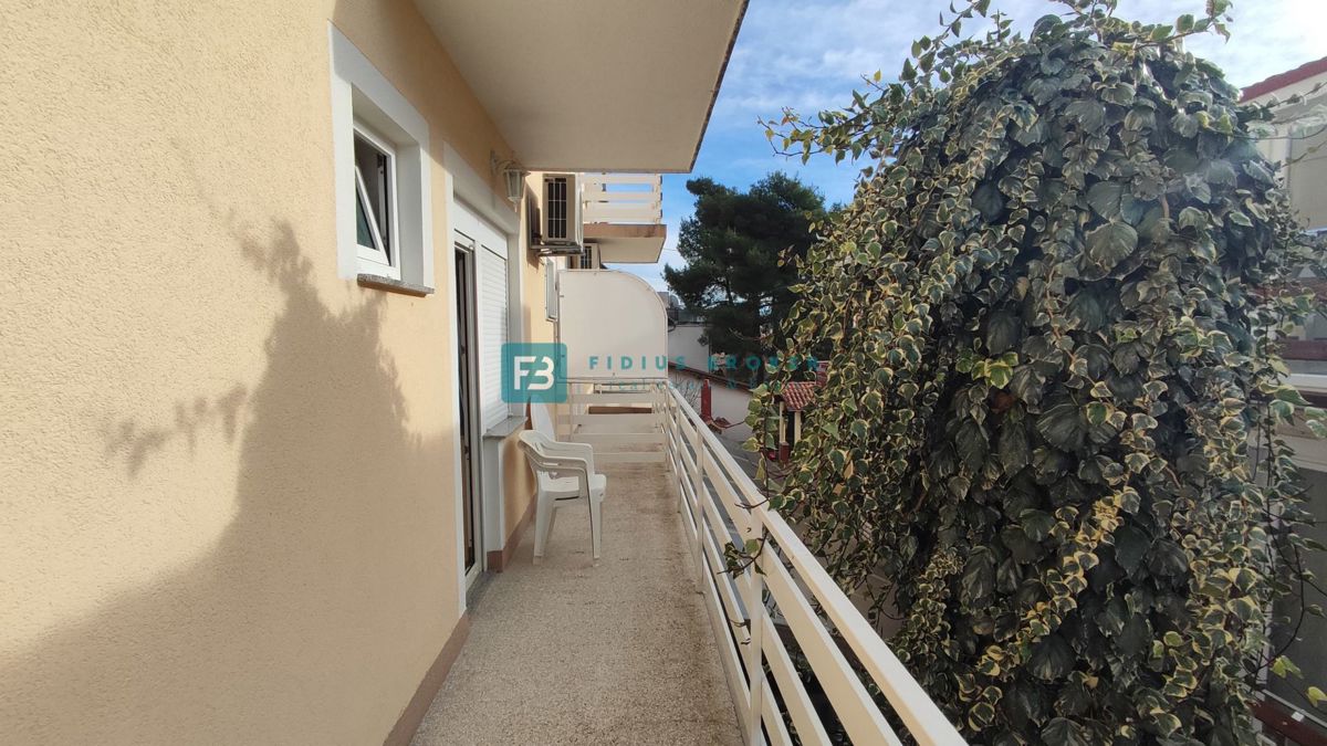 VODICE, samostojna hiša z 12 apartmaji, 350 m od plaže, garaža