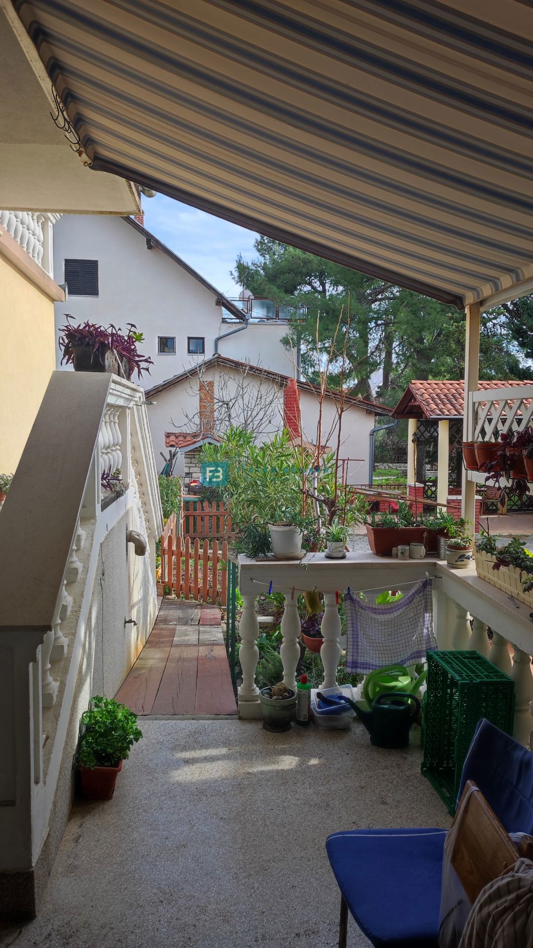 VODICE, samostojna hiša z 12 apartmaji, 350 m od plaže, garaža