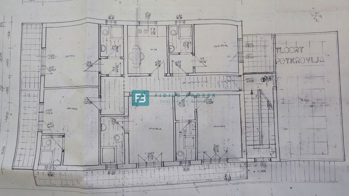 VODICE, samostojna hiša z 12 apartmaji, 350 m od plaže, garaža