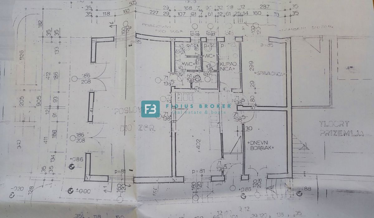 VODICE, samostojna hiša z 12 apartmaji, 350 m od plaže, garaža