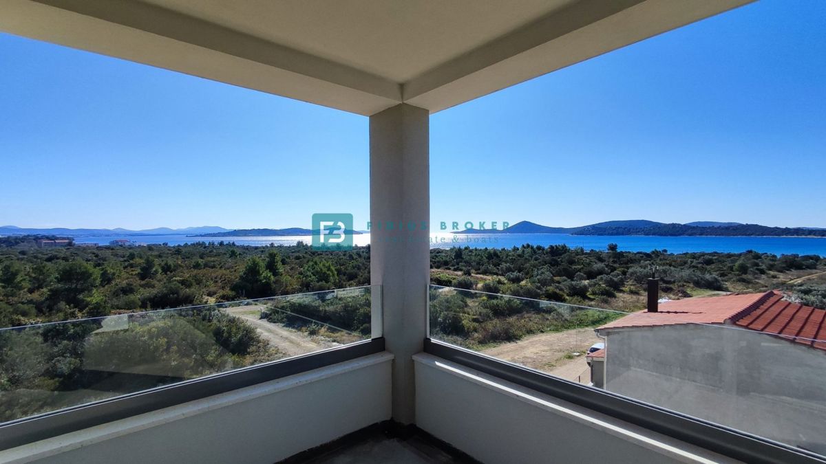 TRIBUNJ, novo, 2. nad., 400 m do plaže, pogled na morje