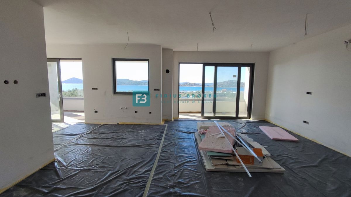 TRIBUNJ, novo, 2. nad., 400 m do plaže, pogled na morje