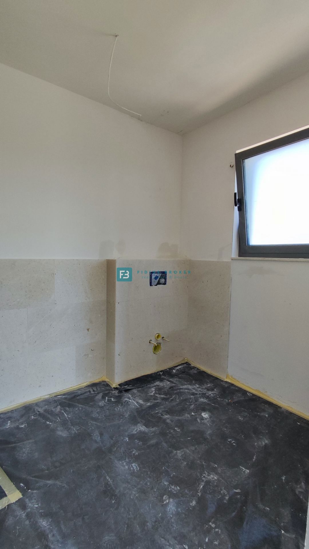 TRIBUNJ, novo, 2. nad., 400 m do plaže, pogled na morje
