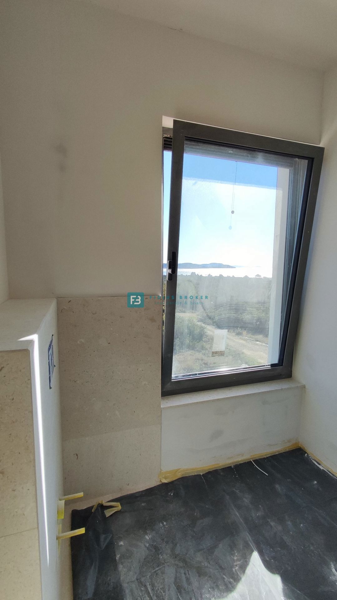 TRIBUNJ, novo, 2. nad., 400 m do plaže, pogled na morje